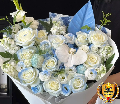 【人山人海遇见你】1朵蝴蝶兰搭配11朵白玫瑰碎冰蓝喷色混搭鲜花束生日鲜花周年纪念日礼物送爱人送朋友
