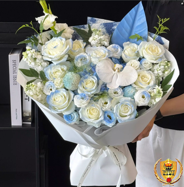 【人山人海遇见你】1朵蝴蝶兰搭配11朵白玫瑰碎冰蓝喷色混搭鲜花束生日鲜花周年纪念日礼物送爱人送朋友