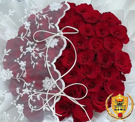 【带着头纱的仙女】33朵红玫瑰蕾丝布花束七夕情人节花束七夕鲜花送老婆花店送花上门
