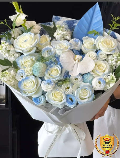 【人山人海遇见你】1朵蝴蝶兰搭配11朵白玫瑰碎冰蓝喷色混搭鲜花束生日鲜花周年纪念日礼物送爱人送朋友